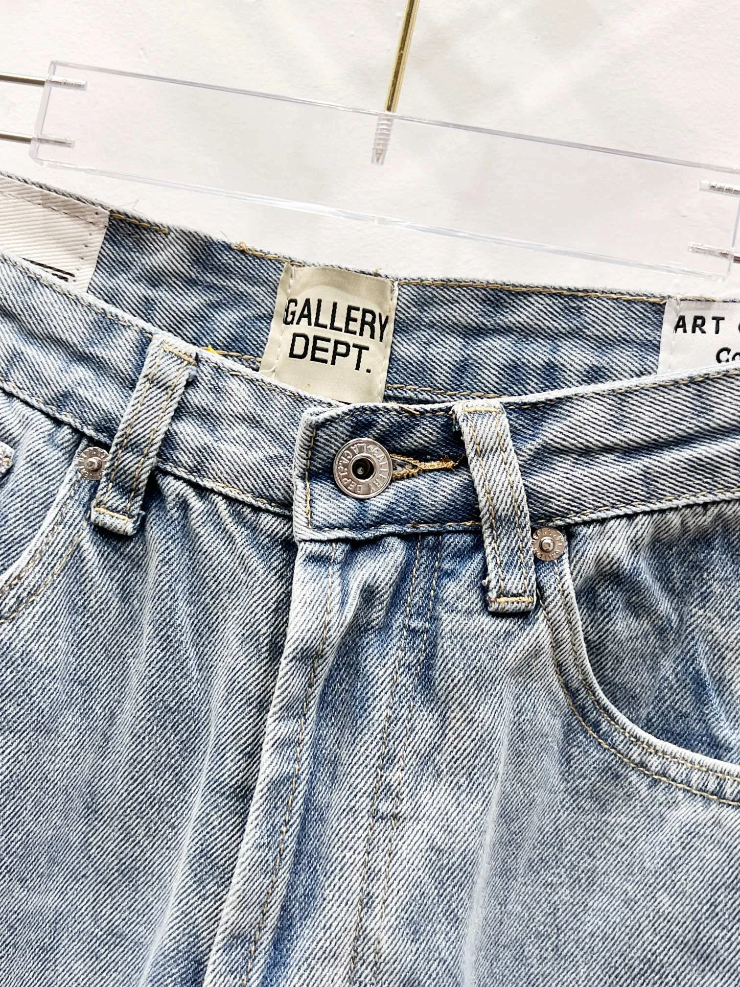 P290 Style number: (c060) GALLERY DEPT. Vintage multi-leather spliced cross loose washed flared jeans - truly restore the ultimate texture of Vintage - original hardware accessories, washed and other elevators, QR code analysis are all purchased from the original factory, high degree of restoration, welcome to compare with a certain product~ - three-dimensional version, loose and comfortable, not picky about the figure, taller and slimmer, factory Seiko, original quality control, same style for men and women, can be matched with couples, versatile recommendation, must-have jeans for all seasons Size: 28-30-32-34-36 Color: blue